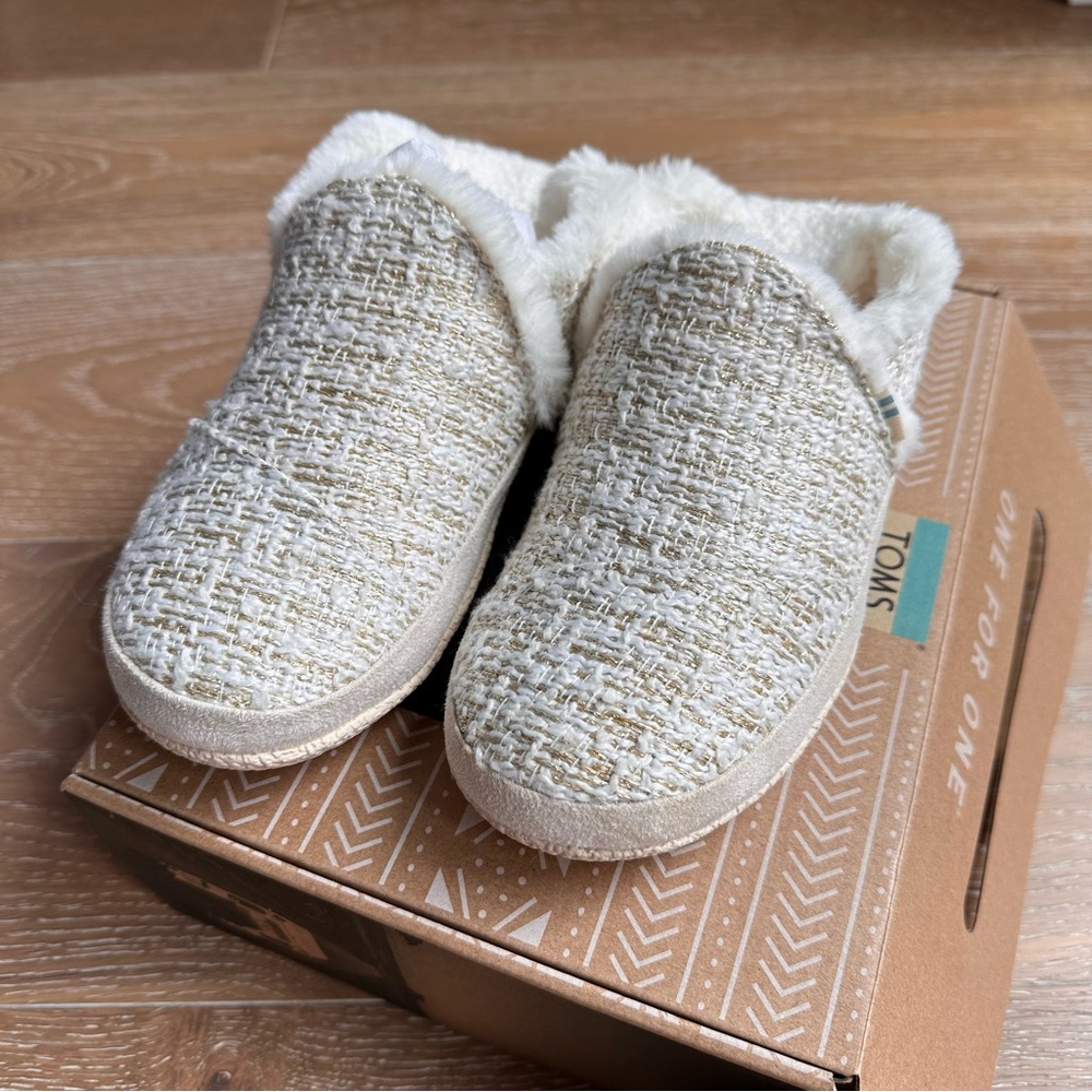 NWT TOMS India White Metallic Boucle Women 6